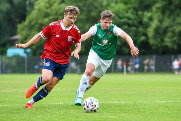 f li Daniel Hausmann Unterhaching, 11 Sebastian Lorz Schweinfurt, 2 in duel, duel, tackle, dynamic, action, action, 6 20 2021, Unterhaching Germany , Football, Relegation to A Junior Bundesliga, SpVgg Unterhaching U19 1 FC Schweinfurt 05 U19 xslx