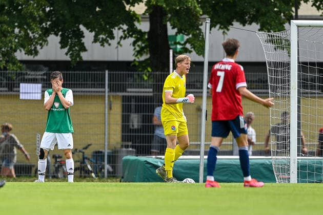v li Elias Reiher Schweinfurt, 9 aergert sich über eine vergebene TorchNCE, 6 20 2021, Unterhaching Germany , Football, Relegation to the A Junior Bundesliga, SpVgg Unterhaching U19 1 FC Schweinfurt 05 U19 xslx