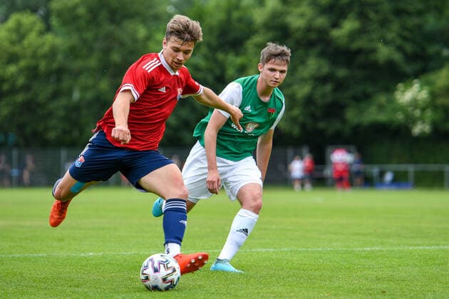 f li Daniel Hausmann Unterhaching, 11 Sebastian Lorz Schweinfurt, 2 in duel, duel, tackle, dynamic, action, action, 6 20 2021, Unterhaching Germany , Football, Relegation to A Junior Bundesliga, SpVgg Unterhaching U19 1 FC Schweinfurt 05 U19 xslx