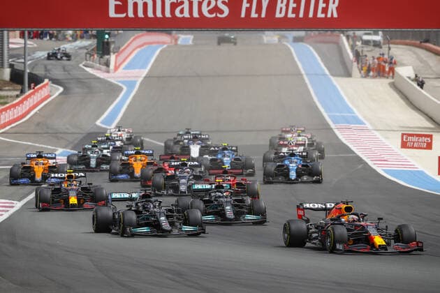 33 VERSTAPPEN Max (nld), Red Bull Racing Honda RB16B, action and 44 HAMILTON Lewis (gbr), Mercedes AMG F1 GP W12 E Performance, start during the Formula 1 Emirates Grand Prix de France 2021, 7th round of the 2021 FIA Formula One World Championship, WM, Weltmeisterschaft from June 18 to 20, 2021 on the Circuit Paul Ricard, in Le Castellet, France FORMULE 1 : Grand Prix de France - Circuit Paul-Ricard - Le Castellet - 20 06 2021 DPPI Panoramic  _V2_0059