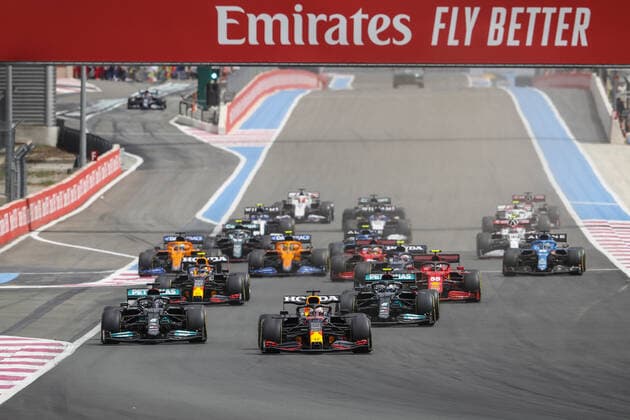 33 VERSTAPPEN Max (nld), Red Bull Racing Honda RB16B, action and 44 HAMILTON Lewis (gbr), Mercedes AMG F1 GP W12 E Performance, start during the Formula 1 Emirates Grand Prix de France 2021, 7th round of the 2021 FIA Formula One World Championship, WM, Weltmeisterschaft from June 18 to 20, 2021 on the Circuit Paul Ricard, in Le Castellet, France FORMULE 1 : Grand Prix de France - Circuit Paul-Ricard - Le Castellet - 20 06 2021 DPPI Panoramic  _V2_0049