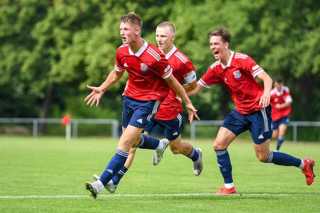 Unterhaching players celebrating the goal, goal, celebration, celebrating the goal for the 1 0 by Timon Obermaier Unterhaching, 4 1 v li , optimistic, action, action, 6 20 2021, Unterhaching Germany , Football, Relegation to the A Junior Bundesliga, SpVgg Unterhaching U19 1 FC Schweinfurt 05 U19 xslx