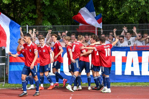 Unterhaching players cheer in front of and with the fans the goal to 2 0, jubilation, goal jubilation, goal success, celebrate the goal, goal, celebration, jubilation about the goal, optimistic, action, action, 6 20 2021, Unterhaching Germany , Football, Relegation to the A Junior Bundesliga, SpVgg Unterhaching U19 1 FC Schweinfurt 05 U19 xslx