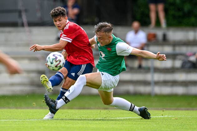 f li Sandro Porta Unterhaching, 10 Robin Zeitler Schweinfurt, 5 in duel, duel, tackle, dynamic, action, action, 6 20 2021, Unterhaching Germany , Football, Relegation to A Junior Bundesliga, SpVgg Unterhaching U19 1 FC Schweinfurt 05 U19 xslx