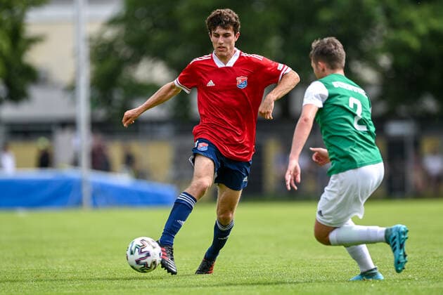 v li Unterhaching, 20 Sebastian Lorz Schweinfurt, 2 in duel, duel, tackle, dynamic, action, action, 6 20 2021, Unterhaching Germany , Football, Relegation to A Junior Bundesliga, SpVgg Unterhaching U19 1 FC Schweinfurt 05 U19 xslx