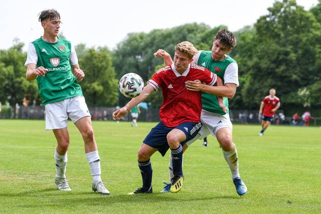 from left Simon Goetz Schweinfurt, 6 Daniel Hausmann Unterhaching, 11 Pascal Henninger Schweinfurt, 4 in duel, duel, tackle, dynamic, action, action, 6 20 2021, Unterhaching Germany , Football, Relegation to A Junior Bundesliga, SpVgg Unterhaching U19 1 FC Schweinfurt 05 U19 xslx