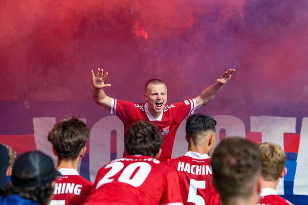 Deniz Haimerl Unterhaching, 5 celebrates his teammates n, Unterhaching players celebrate with the fans the home victory, joy, friendly, happy, beaming, optimistic, Bengalo, Bengalos, fireworks, flare, 6 20 2021, Unterhaching Germany , Football, Relegation to the A Junior Bundesliga, SpVgg Unterhaching U19 1 FC Schweinfurt 05 U19 xslx