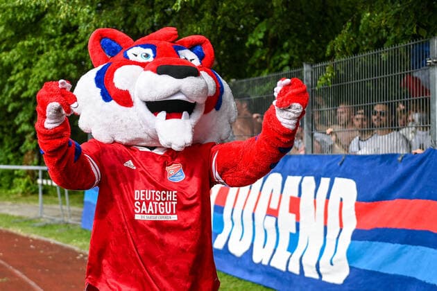 Unterhaching mascot Fonsi celebrates with the fans, fans, audience, spectators, atmosphere, stadium, 6 20 2021, Unterhaching Germany, football, relegation to A Junior Bundesliga, SpVgg Unterhaching U19 1 FC Schweinfurt 05 U19 xslx