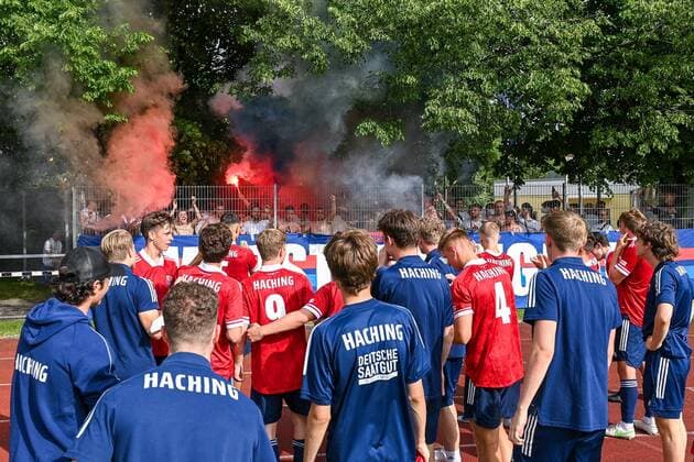 Unterhaching players celebrate the home victory with the fans, joy, friendly, happy, beaming, optimistic, Bengalo, Bengalos, fireworks, flare, 6 20 2021, Unterhaching Germany , football, Relegation to the A Junior Bundesliga, SpVgg Unterhaching U19 1 FC Schweinfurt 05 U19 xslx
