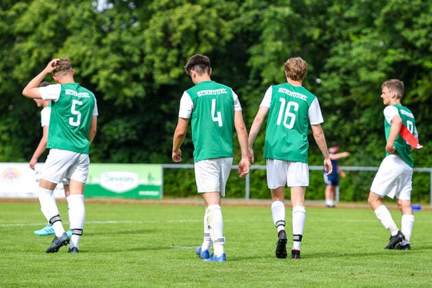 Schweinfurt player looking disappointed after end of game, disappointment, frustration, disappointed, pessimistic, 6 20 2021, Unterhaching Germany , Football, Relegation to A Junior Bundesliga, SpVgg Unterhaching U19 1 FC Schweinfurt 05 U19 xslx