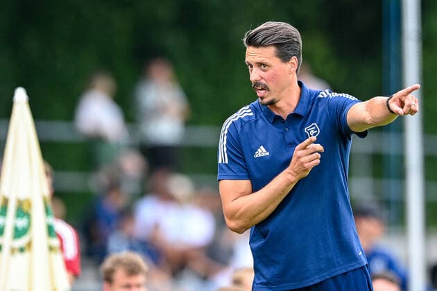 Coach Sandro Wagner Unterhaching gives instructions, gestures, gesticulate with arms, gives instructions, gesticulate, 6 20 2021, Unterhaching Germany , Football, Relegation to A Junior Bundesliga, SpVgg Unterhaching U19 1 FC Schweinfurt 05 U19 xslx