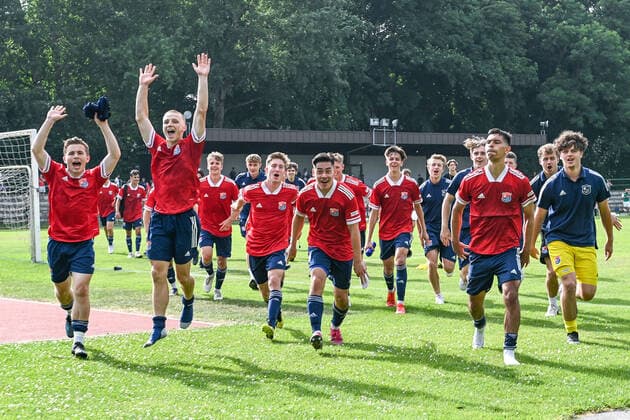 Unterhaching players run together to the fans after the match, celebrate the home victory, joy, friendly, happy, beaming, optimistic, 6 20 2021, Unterhaching Germany , Football, Relegation to A Junior Bundesliga, SpVgg Unterhaching U19 1 FC Schweinfurt 05 U19 xslx