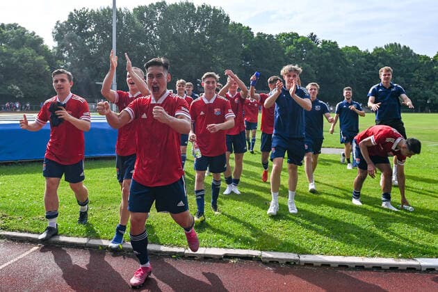 Unterhaching players run together to the fans after the match, celebrate the home victory, joy, friendly, happy, beaming, optimistic, 6 20 2021, Unterhaching Germany , Football, Relegation to A Junior Bundesliga, SpVgg Unterhaching U19 1 FC Schweinfurt 05 U19 xslx