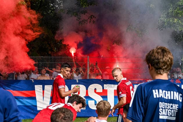 Unterhaching players celebrate the home victory with the fans, joy, friendly, happy, beaming, optimistic, Bengalo, Bengalos, fireworks, flare, 6 20 2021, Unterhaching Germany , football, Relegation to the A Junior Bundesliga, SpVgg Unterhaching U19 1 FC Schweinfurt 05 U19 xslx