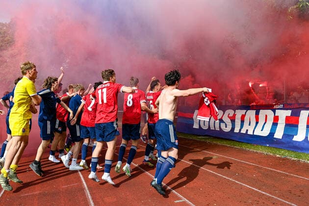 Unterhaching players celebrate the home victory with the fans, joy, friendly, happy, beaming, optimistic, Bengalo, Bengalos, fireworks, flare, 6 20 2021, Unterhaching Germany , football, Relegation to the A Junior Bundesliga, SpVgg Unterhaching U19 1 FC Schweinfurt 05 U19 xslx