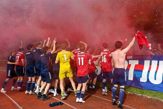 Unterhaching players celebrate the home victory with the fans, joy, friendly, happy, beaming, optimistic, Bengalo, Bengalos, fireworks, flare, 6 20 2021, Unterhaching Germany , football, Relegation to the A Junior Bundesliga, SpVgg Unterhaching U19 1 FC Schweinfurt 05 U19 xslx