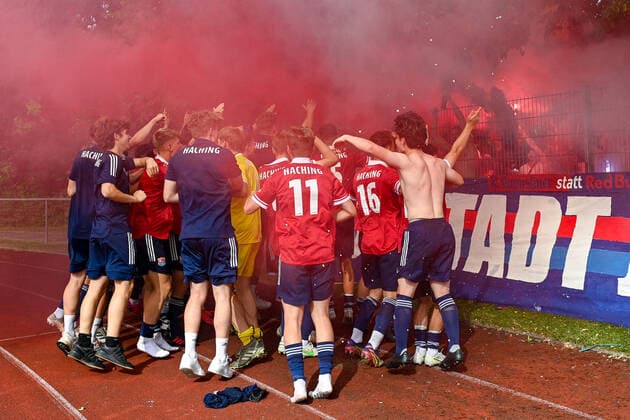 Unterhaching players celebrate the home victory with the fans, joy, friendly, happy, beaming, optimistic, Bengalo, Bengalos, fireworks, flare, 6 20 2021, Unterhaching Germany , football, Relegation to the A Junior Bundesliga, SpVgg Unterhaching U19 1 FC Schweinfurt 05 U19 xslx