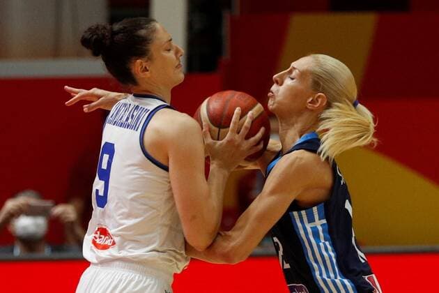 Greece s player Aikaterina Sotiriou (R) in action against Italy s Cecilia Zandalasini (L) during their national teams Women Eurobasket 2021 match at San Luis pavilion in Valencia, eastern Spain, 20 June 2021. GREECE - ITALY !ACHTUNG: NUR REDAKTIONELLE NUTZUNG!  Copyright: xMiguelxÁngelxPolox GRAF4544 20210620-637598122928371200