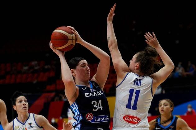 Greece s player Maria Emmanouela Fasoula (L) in action against Italy s Francesca Pan (R) during their national teams Women Eurobasket 2021 match at San Luis pavilion in Valencia, eastern Spain, 20 June 2021. GREECE - ITALY !ACHTUNG: NUR REDAKTIONELLE NUTZUNG!  Copyright: xMiguelxÁngelxPolox GRAF4553 20210620-637598123589539704