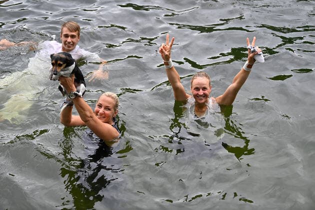2021WTA bett1 Open Berlin Liudmilla Samsonova , RUS and Coach Alessandro Dumitrache and Tournament Director Barbara Rittner, Germany swimming in the Hundekehle Lake