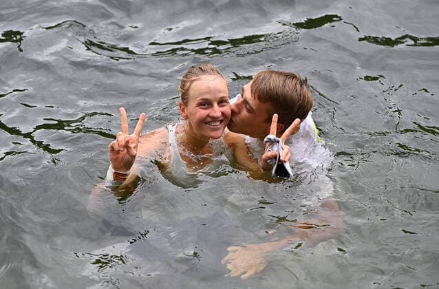 2021WTA bett1 Open Berlin Liudmilla Samsonova , RUS and Coach Alessandro Dumitrache swimming in the Hundekehle Lake