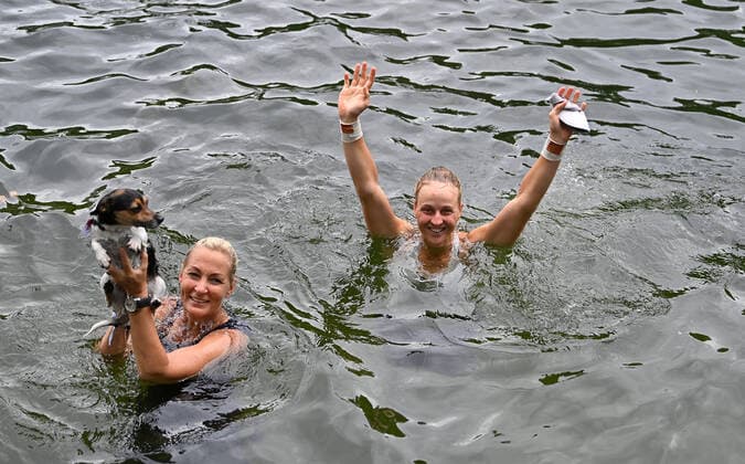 2021WTA bett1 Open Berlin Liudmilla Samsonova , RUS and Tournament Director Barbara Rittner, Germany swimming in the Hundekehle Lake