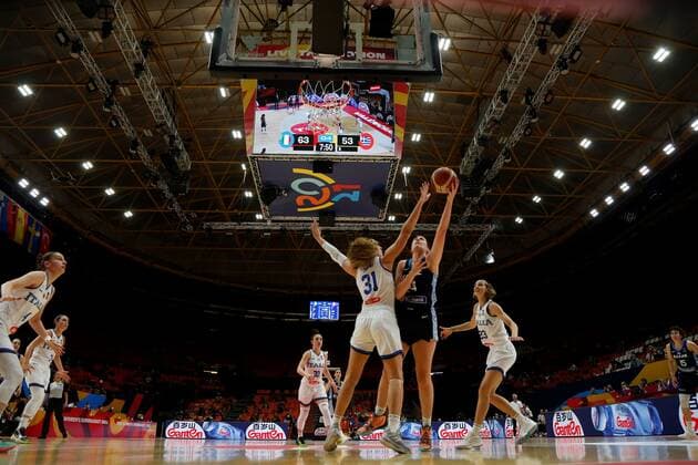 Greece s player Maria Emmanouela Fasoula (2R) in action against Italy s Lorena Cubaj (3R) during their national teams Women Eurobasket 2021 match at San Luis pavilion in Valencia, eastern Spain, 20 June 2021. GREECE - ITALY !ACHTUNG: NUR REDAKTIONELLE NUTZUNG!  Copyright: xMiguelxÁngelxPolox GRAF4620 20210620-637598170323599175