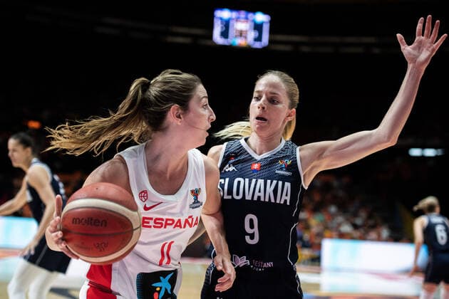 210620 Leonor Rodriguez of Spain and Terezia Palenikova of Slovakia during the FIBA Women s Eurobasket match between Spain and Slovakia on June 20, 2021 in Valencia Photo Maxim ThorÃ BILDBYRAN kod MT MT0193 basket basketball national team fiba women s eurobasket basket em spanien spain slovakien slovakia dam bbeng dag 4,  Copyright: MAXIMxTHORE BB210620MT147