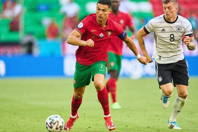 Cristiano RONALDO, Por 7 compete for the ball, tackling, duel, header, zweikampf, action, fight against Toni Kroos, DFB 8 in the Group F match PORTUGAL - GERMANY 2-4 at the football UEFA European Championships 2020 in Season 2020 2021 on June 19, 2021 in Munich, Germany.