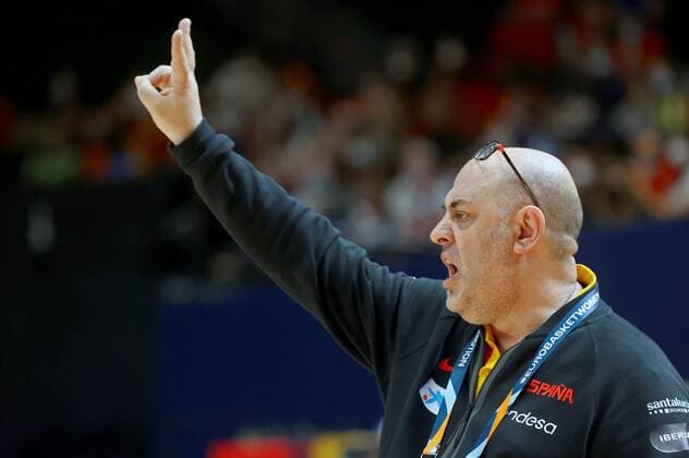 Spain s head coach Lucas Mondelo reacts during the national teams Women Eurobasket 2021 group A match between Spain and Slovakia at San Luis pavilion in Valencia, eastern Spain, 20 June 2021. Spain - Slovakia !ACHTUNG: NUR REDAKTIONELLE NUTZUNG!  Copyright: xKaixFörsterlingx GRAFCVA6280 20210620-637598240448148074