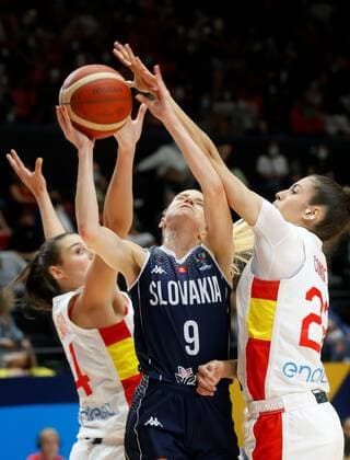 Spain s players Raquel Carrera (L) and Maria Conde (R) in action against Slovakia s Terezia Paleinkova (C) during the national teams Women Eurobasket 2021 group A match between Spain and Slovakia at San Luis pavilion in Valencia, eastern Spain, 20 June 2021. Spain - Slovakia !ACHTUNG: NUR REDAKTIONELLE NUTZUNG!  Copyright: xKaixFörsterlingx GRAFCVA6284 20210620-637598247276463537