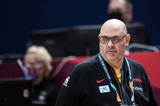 210620 head coach Lucas Mondelo of Spain during the FIBA Women s Eurobasket match between Spain and Slovakia on June 20, 2021 in Valencia Photo Maxim ThorÃ BILDBYRAN kod MT MT0193 basket basketball national team fiba women s eurobasket basket em spanien spain slovakien slovakia dam bbeng dag 4,  Copyright: MAXIMxTHORE BB210620MT182