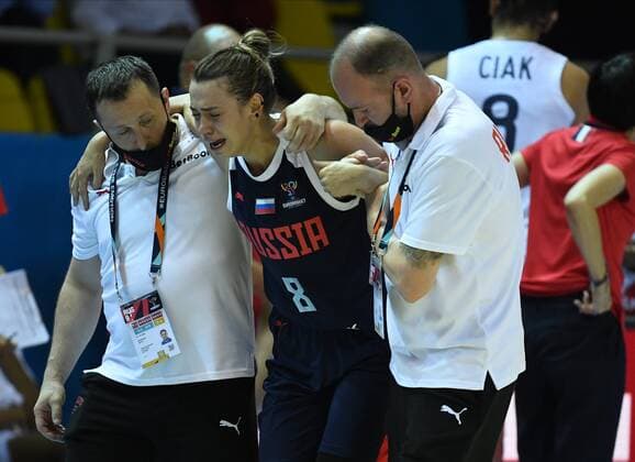 Katerina Fedorenkova of Russia left the pitch after injurie on his knee pictured during FIBA Women s Eurobasket match between France and Russia on JUNE 20, 2021 in Strasbourg BASKET BALL : France vs Russie - Eurobasket Feminin - 20 06 2021 PhilippeCrochet Panoramic 