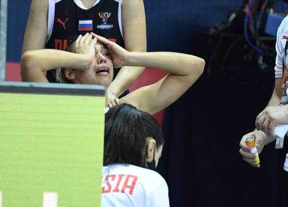 Katerina Fedorenkova of Russia left the pitch after injurie on his knee pictured during FIBA Women s Eurobasket match between France and Russia on JUNE 20, 2021 in Strasbourg BASKET BALL : France vs Russie - Eurobasket Feminin - 20 06 2021 PhilippeCrochet Panoramic 