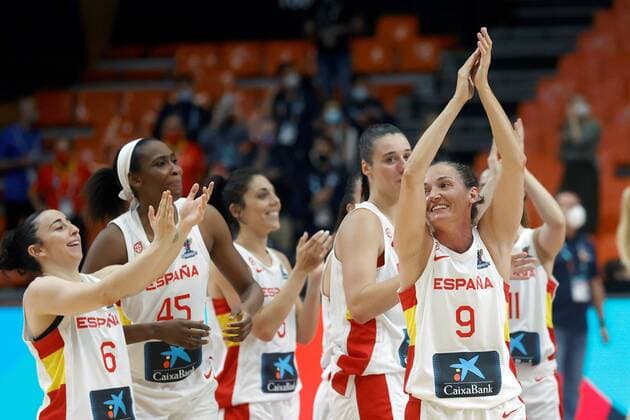 Spain s players celebrate their victory against Slovakia after the national teams Women Eurobasket 2021 group A match between Spain and Slovakia at San Luis pavilion in Valencia, eastern Spain, 20 June 2021. Spain - Slovakia !ACHTUNG: NUR REDAKTIONELLE NUTZUNG!  Copyright: xKaixFörsterlingx GRAFCVA6287 20210620-637598283138758347