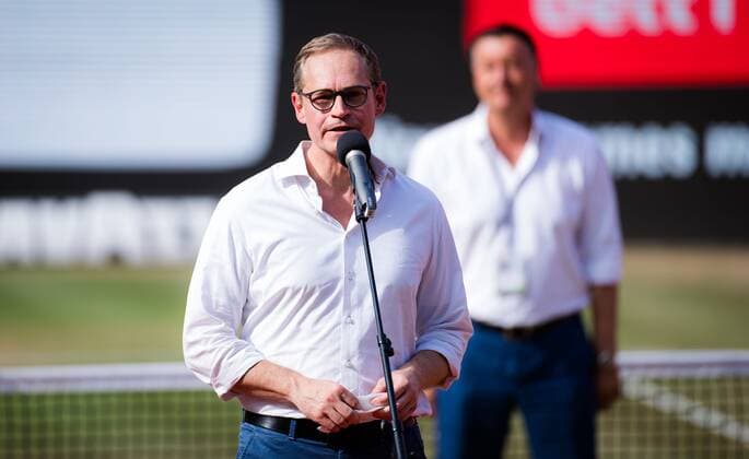 Mandatory Credit: Photo by Rob Prange Shutterstock (12072943bz) Berlin mayor Michael Mueller during the trophy ceremony after the final of the 2021 bett1open WTA, Tennis Damen 500 tennis tournament bett1open Tournament, Tennis, Berlin, Germany - 20 Jun 2021 bett1open Tournament, Tennis, Berlin, Germany - 20 Jun 2021  Copyright: xRobxPrange Shutterstockx 12072943bz