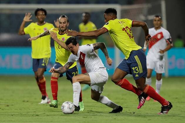 Colombia s Yerry Mina (R) and Sebastian Perez (L) in action against Peru s Gianluca Lapadula, during a match for the Group B of the Copa America at the Pedro Ludovico Teixeira Olympic Stadium in Goiania, Brazil, 20 June 2021. Colombia - Peru !ACHTUNG: NUR REDAKTIONELLE NUTZUNG!  Copyright: xJoedsonxAlvesx AME7375 20210621-637598412661470482