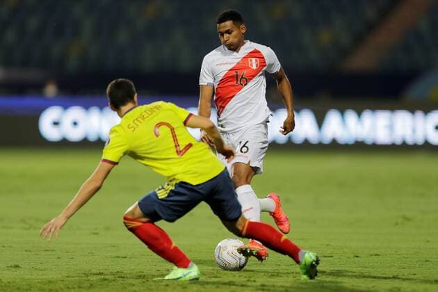Colombia s John Medina in action against Peru s Marcos López, during a match for the Group B of the Copa America at the Pedro Ludovico Teixeira Olympic Stadium in Goiania, Brazil, 20 June 2021. Colombia - Peru !ACHTUNG: NUR REDAKTIONELLE NUTZUNG!  Copyright: xJoedsonxAlvesx AME7354 20210621-637598415731758051