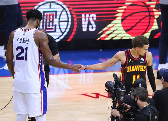 June 20, 2021, Philadelphia, PA, USA: Atlanta Hawks guard Trae Young gets five from Philadelphia 76ers center Joel Embiid after defeating the 76ers 103-96 in game seven of their NBA, Basketball Herren, USA Eastern Conference semifinals series to advance on Sunday, June 20, 2021, in Philadelphia. Philadelphia USA - ZUMAm67_ 0122241864st Copyright: xCurtisxComptonx