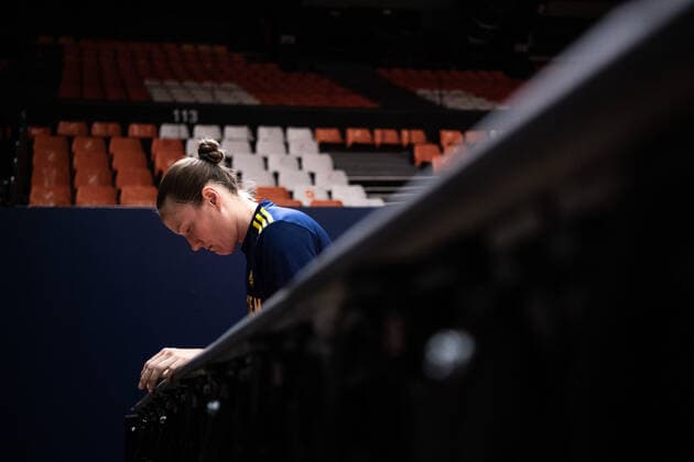 210621 Elin Eldebrink of Sweden during warm up ahead of the FIBA Women s Eurobasket round of sixteen match between Italy and Sweden on June 21, 2021 in Valencia Photo Maxim ThorÃ BILDBYRAN kod MT MT0194 basket basketball national team fiba women s eurobasket basket em italien italy slovakia sverige sweden dam bbeng dag 5 sextondelsfinal round of 16 round of sixteen,  Copyright: MAXIMxTHORE BB210621MT001