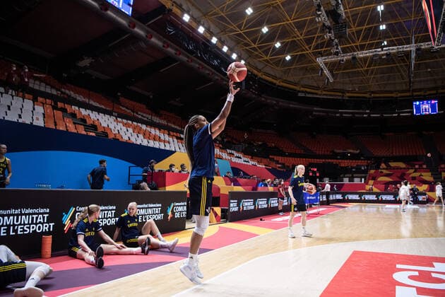 210621 Kalis Loyd of Sweden during warm up ahead of the FIBA Women s Eurobasket round of sixteen match between Italy and Sweden on June 21, 2021 in Valencia Photo Maxim ThorÃ BILDBYRAN kod MT MT0194 basket basketball national team fiba women s eurobasket basket em italien italy slovakia sverige sweden dam bbeng dag 5 sextondelsfinal round of 16 round of sixteen,  Copyright: MAXIMxTHORE BB210621MT003
