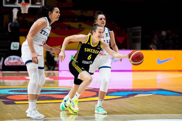 210621 Francesca Pan of Italy and Elin Eldebrink of Sweden during the FIBA Women s Eurobasket round of sixteen match between Italy and Sweden on June 21, 2021 in Valencia Photo Maxim Thore BILDBYRAN kod MT MT0194 basket basketball national team fiba women s eurobasket basket em italien italy slovakia sverige sweden dam bbeng dag 5 sextondelsfinal round of 16 round of sixteen,  Copyright: MAXIMxTHORE BB210621MT020