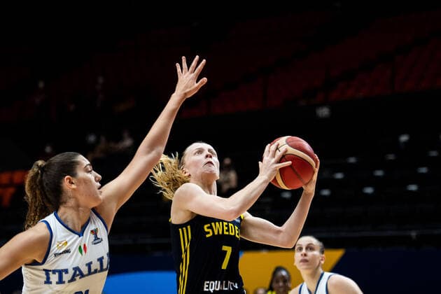210621 Lorea Cubaj of Italy and Klara Lundquist of Sweden during the FIBA Women s Eurobasket round of sixteen match between Italy and Sweden on June 21, 2021 in Valencia Photo Maxim Thore BILDBYRAN kod MT MT0194 basket basketball national team fiba women s eurobasket basket em italien italy slovakia sverige sweden dam bbeng dag 5 sextondelsfinal round of 16 round of sixteen,  Copyright: MAXIMxTHORE BB210621MT024