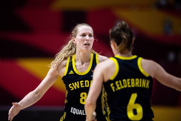 210621 Ellen Nyström and Frida Eldebrink of Sweden celebrates during the FIBA Women s Eurobasket round of sixteen match between Italy and Sweden on June 21, 2021 in Valencia Photo Maxim Thore BILDBYRAN kod MT MT0194 basket basketball national team fiba women s eurobasket basket em italien italy slovakia sverige sweden dam bbeng dag 5 sextondelsfinal round of 16 round of sixteen Jubel,  Copyright: MAXIMxTHORE BB210621MT025