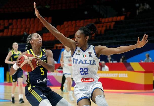 Sweden s Kalis Loyd (L) in action against Italy s Olbis Andre (R) during the Women Eurobasket 2021 game between Sweden and Italy held at Fuente San Luis arena in Valencia, eastern Spain, 21 June 2021. Sweden vs Italy !ACHTUNG: NUR REDAKTIONELLE NUTZUNG!  Copyright: xMiguelxAngelxPolox GRAFCVA6306 20210621-637598962865766478