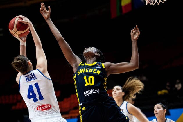 210621 Elisa Penna of Italy and Binta Drammeh of Sweden during the FIBA Women s Eurobasket round of sixteen match between Italy and Sweden on June 21, 2021 in Valencia Photo Maxim Thore BILDBYRAN kod MT MT0194 basket basketball national team fiba women s eurobasket basket em italien italy slovakia sverige sweden dam bbeng dag 5 sextondelsfinal round of 16 round of sixteen,  Copyright: MAXIMxTHORE BB210621MT027