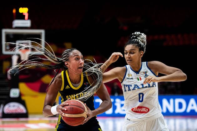 210621 Kalis Loyd of Sweden and Jasmine Keys of Italy during the FIBA Women s Eurobasket round of sixteen match between Italy and Sweden on June 21, 2021 in Valencia Photo Maxim Thore BILDBYRAN kod MT MT0194 basket basketball national team fiba women s eurobasket basket em italien italy slovakia sverige sweden dam bbeng dag 5 sextondelsfinal round of 16 round of sixteen,  Copyright: MAXIMxTHORE BB210621MT030