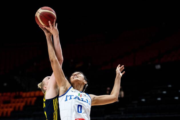 210621 Alice Nyström of Sweden and Jasmine Keys of Italy during the FIBA Women s Eurobasket round of sixteen match between Italy and Sweden on June 21, 2021 in Valencia Photo Maxim Thore BILDBYRAN kod MT MT0194 basket basketball national team fiba women s eurobasket basket em italien italy slovakia sverige sweden dam bbeng dag 5 sextondelsfinal round of 16 round of sixteen,  Copyright: MAXIMxTHORE BB210621MT036