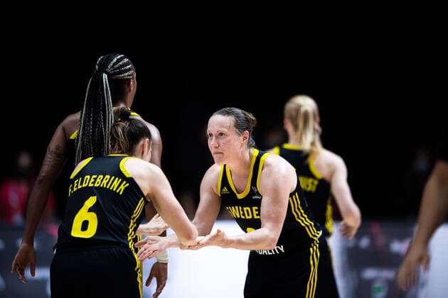210621 Frida Eldebrink and Elin Eldebrink of Sweden during the FIBA Women s Eurobasket round of sixteen match between Italy and Sweden on June 21, 2021 in Valencia Photo Maxim Thore BILDBYRAN kod MT MT0194 basket basketball national team fiba women s eurobasket basket em italien italy slovakia sverige sweden dam bbeng dag 5 sextondelsfinal round of 16 round of sixteen,  Copyright: MAXIMxTHORE BB210621MT063