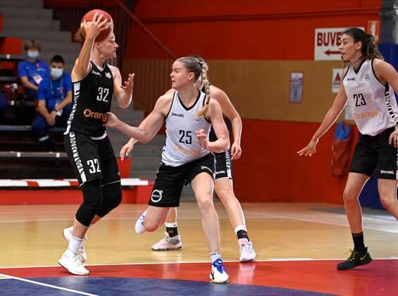 STRASBOURG, FRANCE - JUNE 21: Heleen Nauwelaers of Belgium and Becky Massey of Belgium with Serena-Lynn Geldof of Belgiumpictured during FIBA Women s Eurobasket practice day on june 21,2021. two days before 1 4 final in Strasbourg, France,21 06 2021 BASKET BALL : Entrainement Belgique - Women s Eurobasket 2021 - Strasbourg - 21 06 2021 PhotoNews Panoramic 